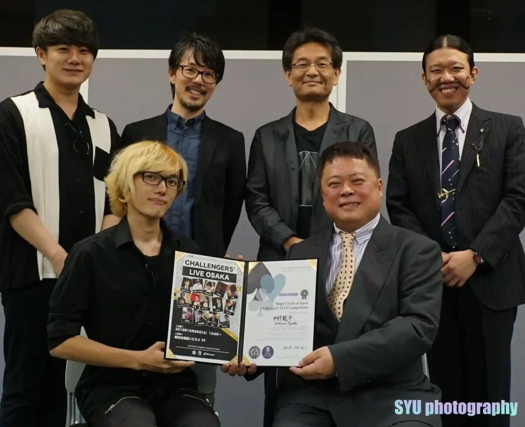 Japan Close-up Magicians' Association 主催のCHALLENGERS' LIVE OSAKAで優勝した時の授賞式の様子