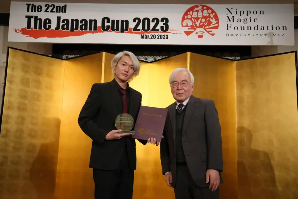 日本マジックファンデーション主催のThe Japan Cup 2023で「ベスト・クロースアップ・マジシャン」を受賞した際の表彰式