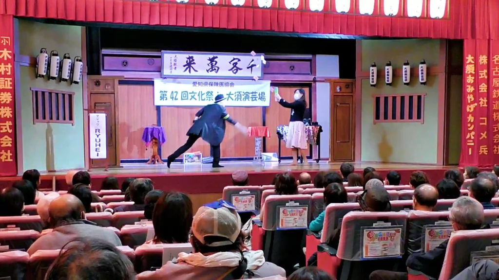 愛知県の大須演芸場でマジックを披露するマジシャンRYUHEI