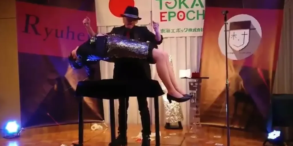 岐阜のホテルで開催される企業イベントで人体浮遊イリュージョンをするマジシャンRYUHEI