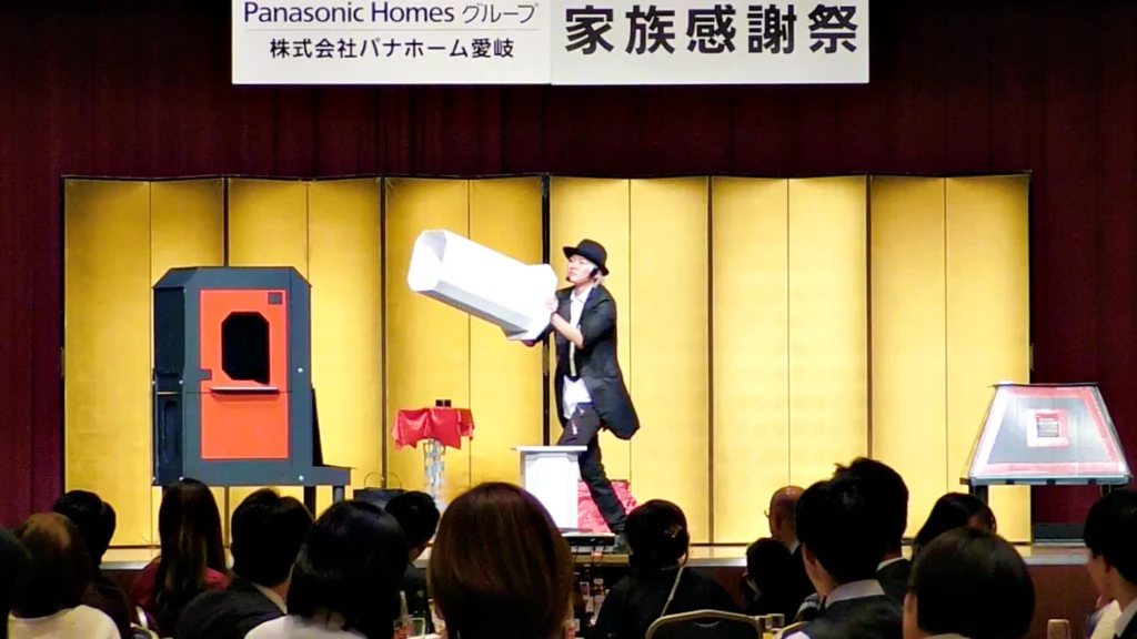 岐阜グランドホテルの家族感謝祭でイリュージョンマジックをするマジシャンRYUHEI