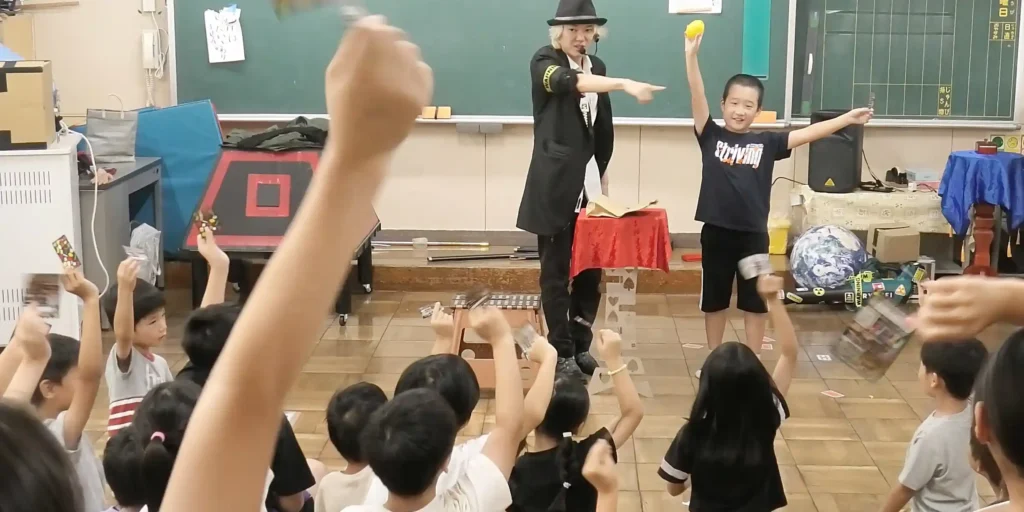 岐阜県岐阜市の子ども会で子ども達が手をあげている様子