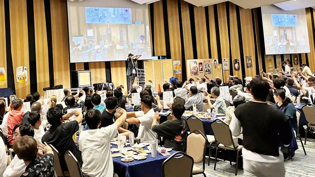 企業のビアガーデンのイベントでお客様が参加できるマジックを実演するマジシャンRYUHEI
