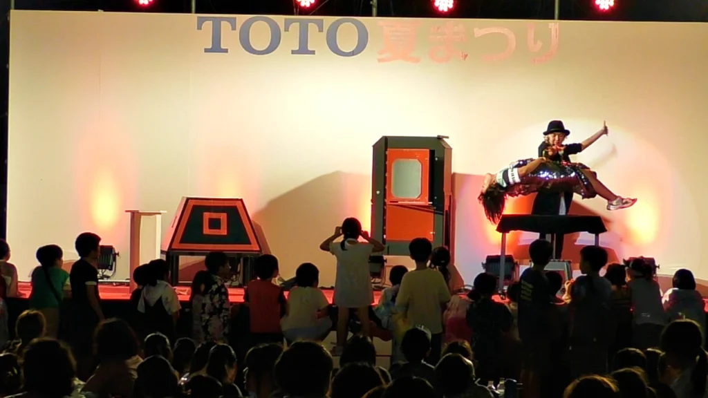 TOTOの夏祭りイベントで人体浮遊イリュージョンをするマジシャンRYUHEI