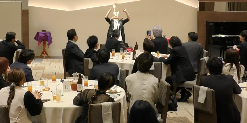 岐阜の結婚式場で開催された企業イベントで火を食べるパフォーマンスをするマジシャンRYUHEI
